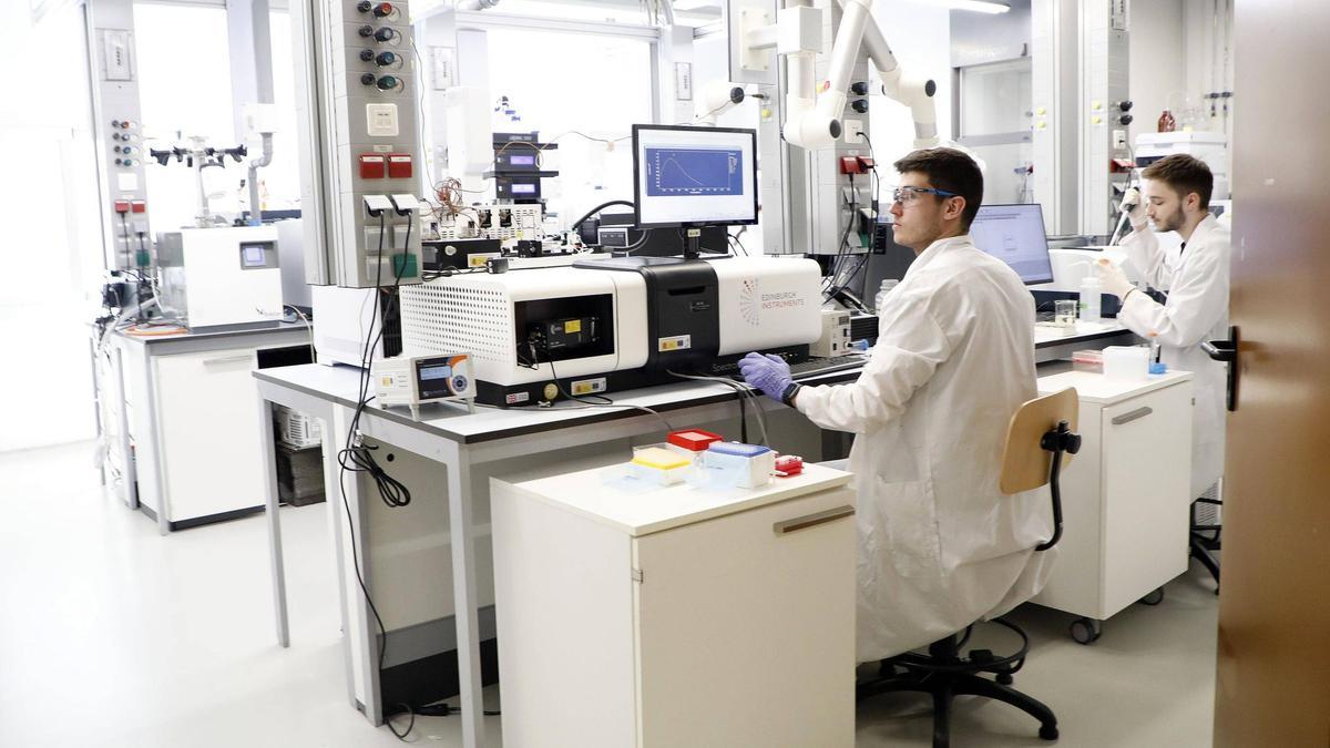 Investigadores nun laboratorio da Universidade de Santiago.