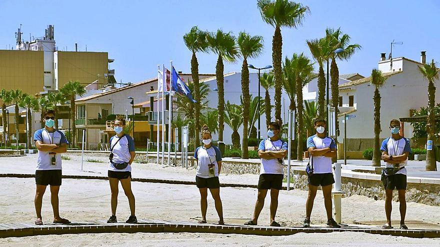 Equipo de vigilantes y socorristas de la playa de Puçol.