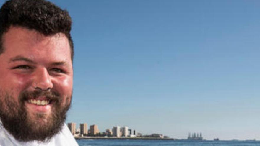 Abraham Ortega, en la orilla de la playa de San Cristóbal. | FOTO: TATO GONÇALVES