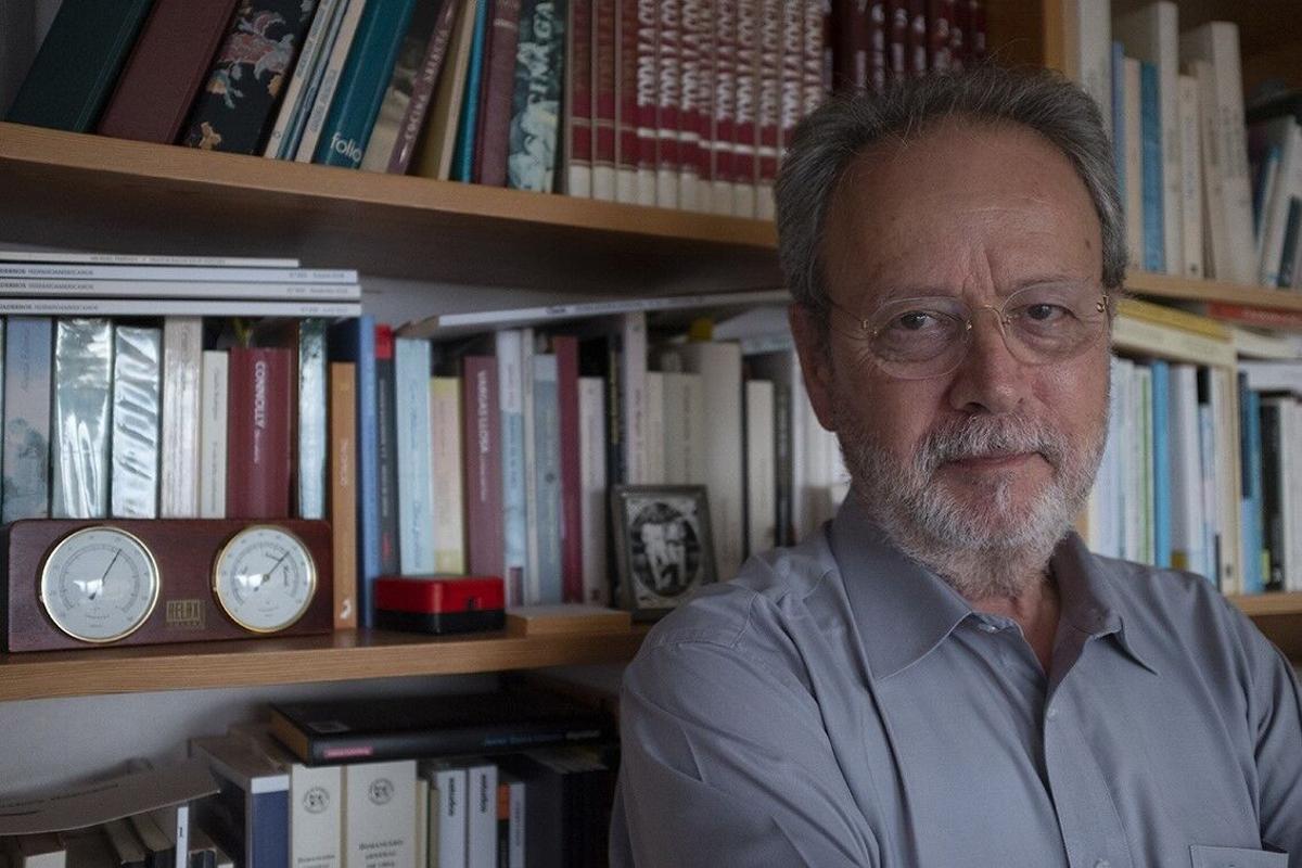 El poeta y ensayista grancanario Andrés Sánchez Robayna ha fallecido, según ha indicado el Ayuntamiento de Las Palmas de Gran Canaria, ya que fue reconocido como Hijo Adoptivo de la ciudad en el año 2006.