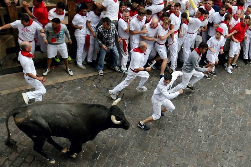 Fotogalería del quinto encierro de San Fermín