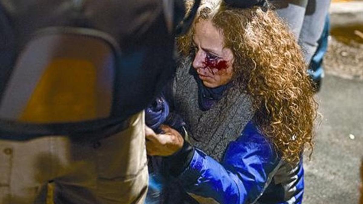 Ester Quintana, durante esta entrevista, el lunes en Barcelona. Abajo, la mujer tras recibir el impacto en el ojo, el 14-N.