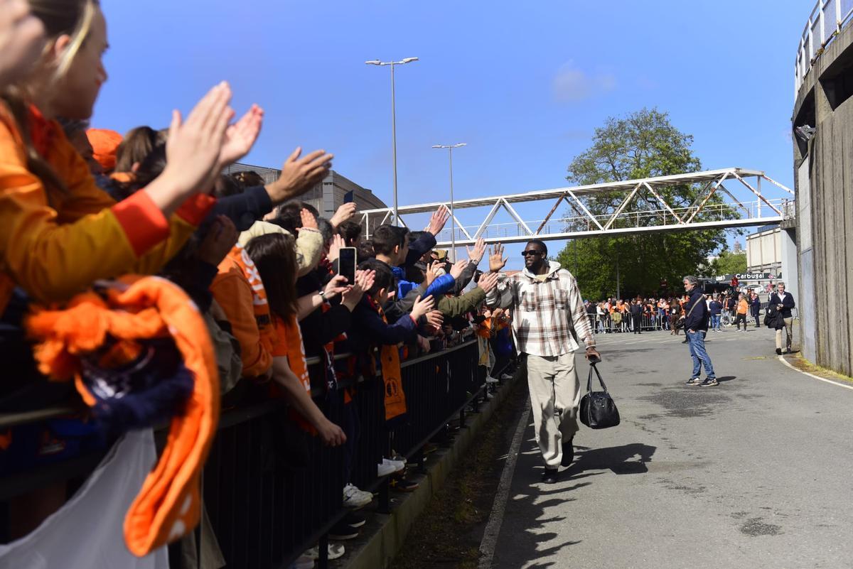 Llegada de los jugadores del Leyma al Coliseum antes del derbi frente al Obradoiro