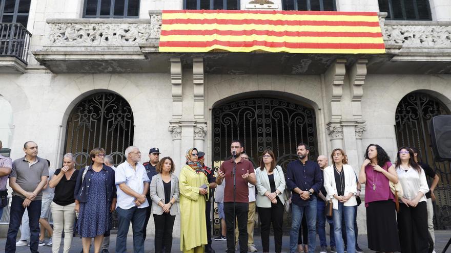 Desenes de persones recorden a Girona les víctimes del terratrèmol del Marroc amb un minut de silenci