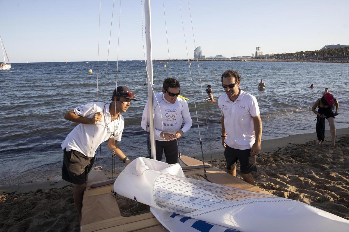 Bautizo en Barcelona de la primera embarcación dirigida a personas con discapacidad visual