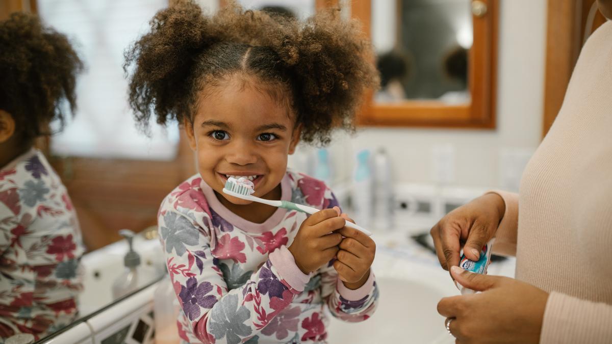 La importancia de lavarte los dientes antes de desayunar.