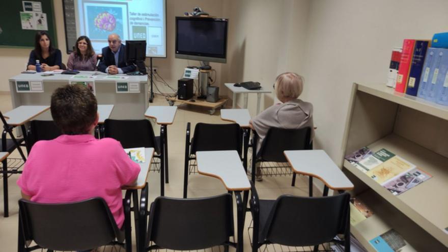 Presentación del nuevo curso de la UNED con el director de Zamora, la alcaldesa de Benvaente (en el centro) y la concejala de Educación (izquierda). | E. P.