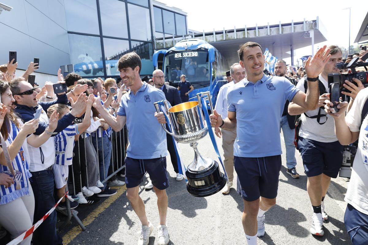 Los capitanes de la Real Sociedad, Aritz Elustondo y Mikel Oyarzabal a su llegada al aeropuerto de Hondarribia
