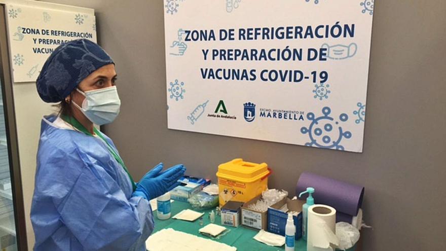 Una sanitaria prepara las vacunas contra el Covid en el Palacio de Ferias.