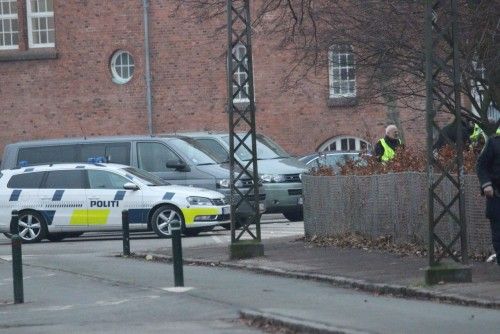 Una persona ha resultado muerta y tres policías han resultado heridos en un ataque contra una conferencia sobre Islam en la que participaba el embajador francés en Copenhague y el caricaturista Lars Vilks.