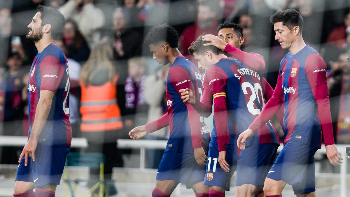 Los jugadores del barça celebran el primer gol de Sergi Roberto al Almería.
