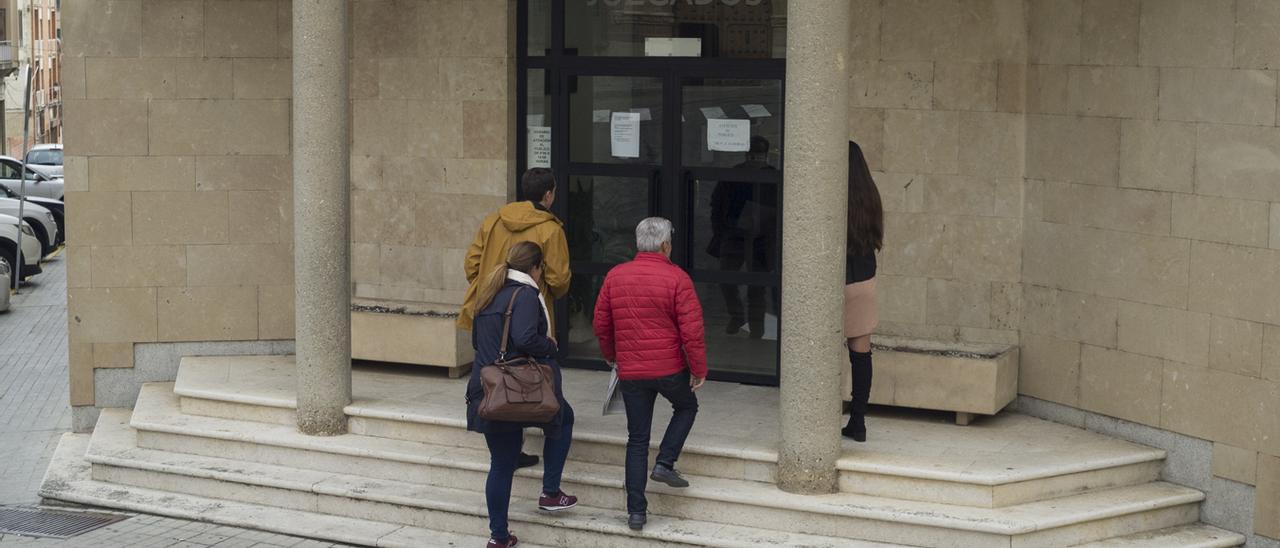 Luciano Huerga, Sandra Veledad, y Manuel Burón entrando en los juzgado para prestar declaración.