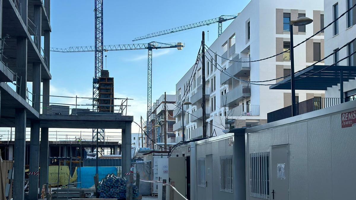 Obras de construcción de nuevos pisos en Palmas Altas.