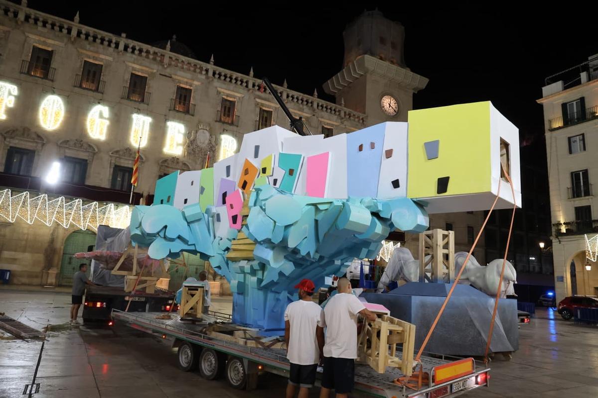 La Bellea del Foc y sus damas presencian la llegada de las primeras piezas de la Hoguera Oficial