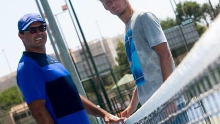 El entrenador Iván Navarro y el tenista Nicola Kuhn, el pasado miércoles en una de las pistas rápidas del Club Montemar de Alicante.