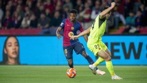 Ansu Fati controla un balón durante el triunfo del Barça frente al Mallorca.