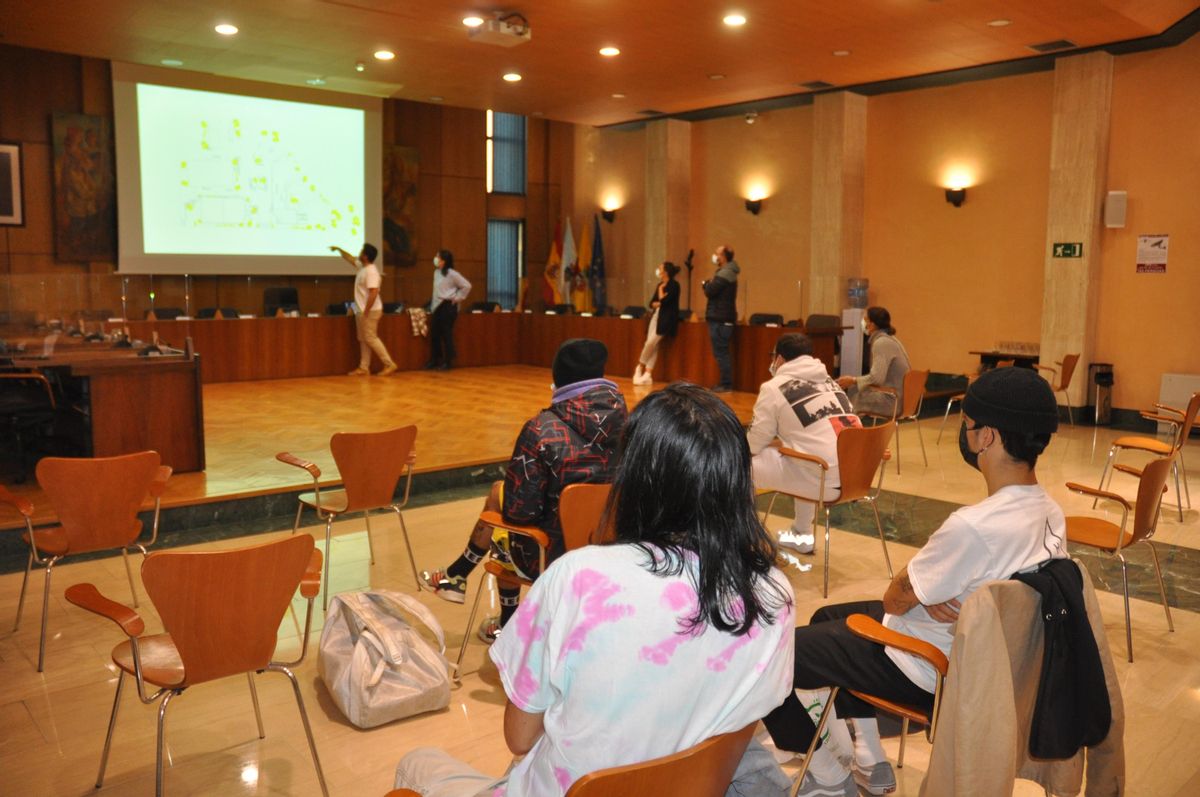 La reunión celebrada en el Concello en la que el arquitecto explicó el proyecto a los colectivos.