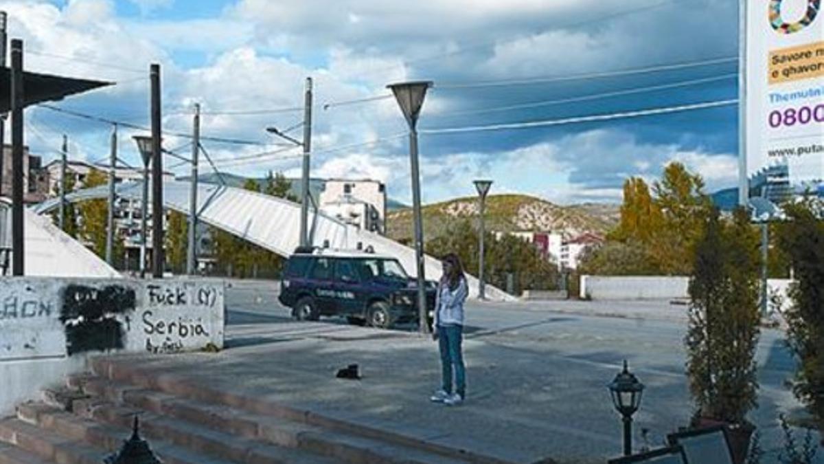 Un control policial en el puente de Mitrovica.