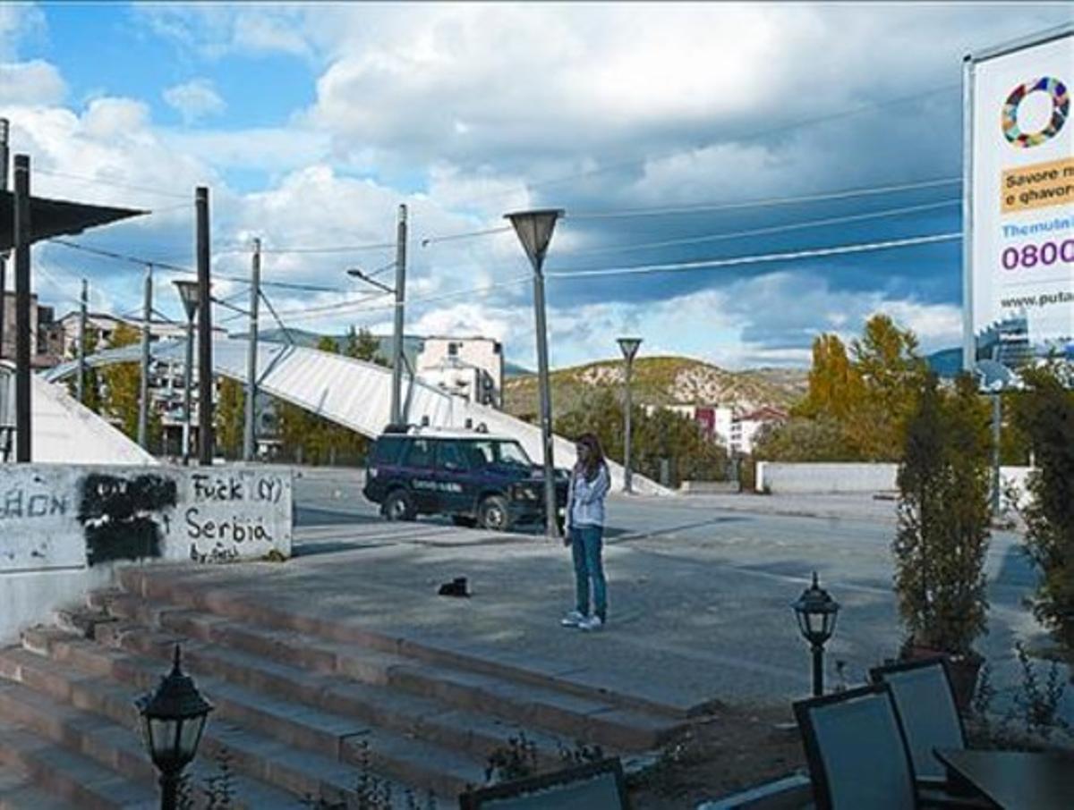 Un control policial al pont de Mitrovica.