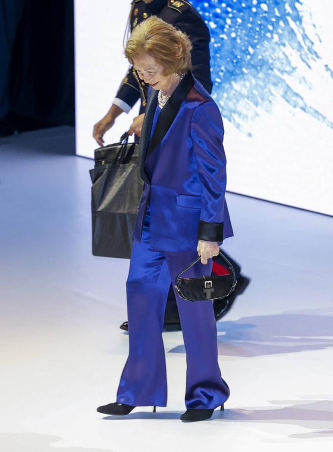 La reina Sofía estrena un bolso 'vintage' de Loewe