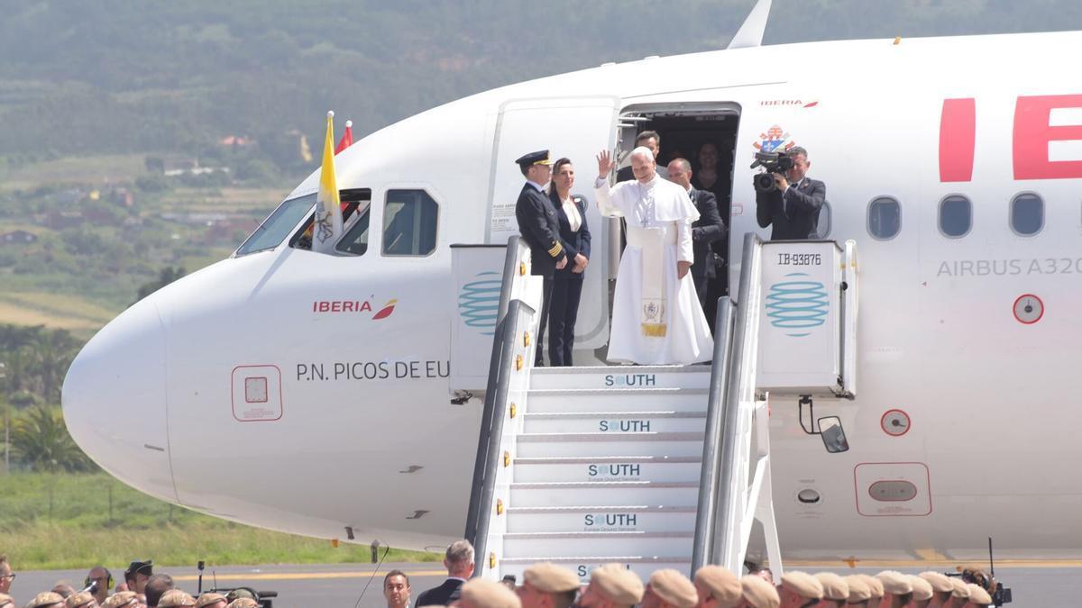 El Rey Felipe VI y el Papa León XIV durante la celebración de la ceremonia oficial de despedida al Papa León XIV, en el Aeropuerto Internacional de Tenerife Norte-Los Rodeos.