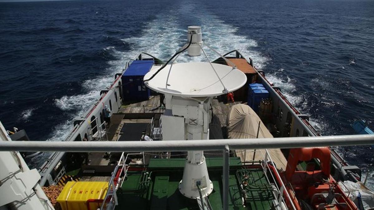 Cubierta del buque de rescate Nos Aries, con su antena de seguimiento, encargado de recuperar la nave espacial IXV una vez se pose en el océano Pacífico