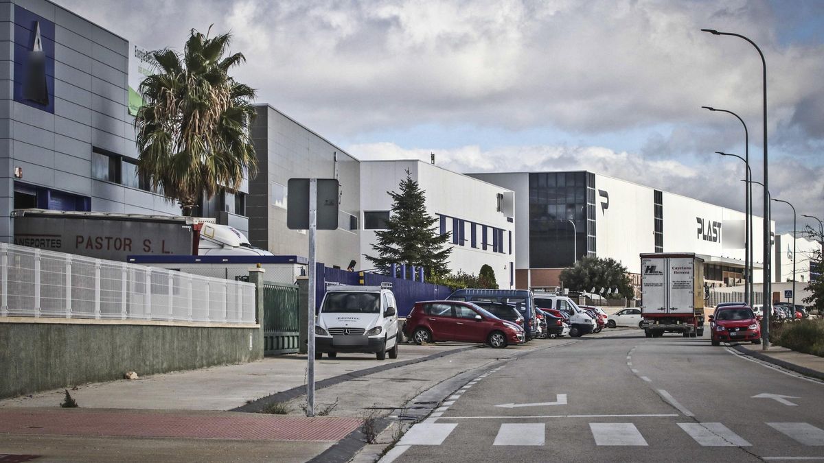 Grupo de empresas en uno de los polígonos industriales de Ibi, dentro de la Foia de Castalla.
