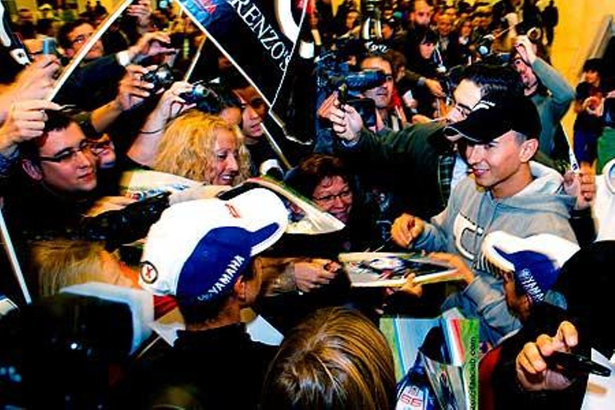 Nombrosos seguidors esperaven ahir a la nit a l’aeroport del Prat de Barcelona el recent campió del món de MotoGP.