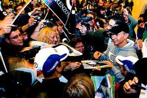 Nombrosos seguidors esperaven ahir a la nit a l’aeroport del Prat de Barcelona el recent campió del món de MotoGP.
