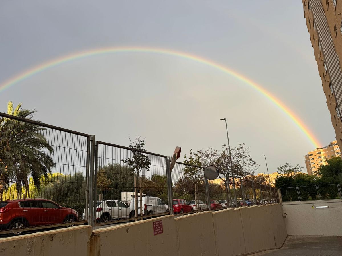 Arcoíris visto hoy en San Gabriel.