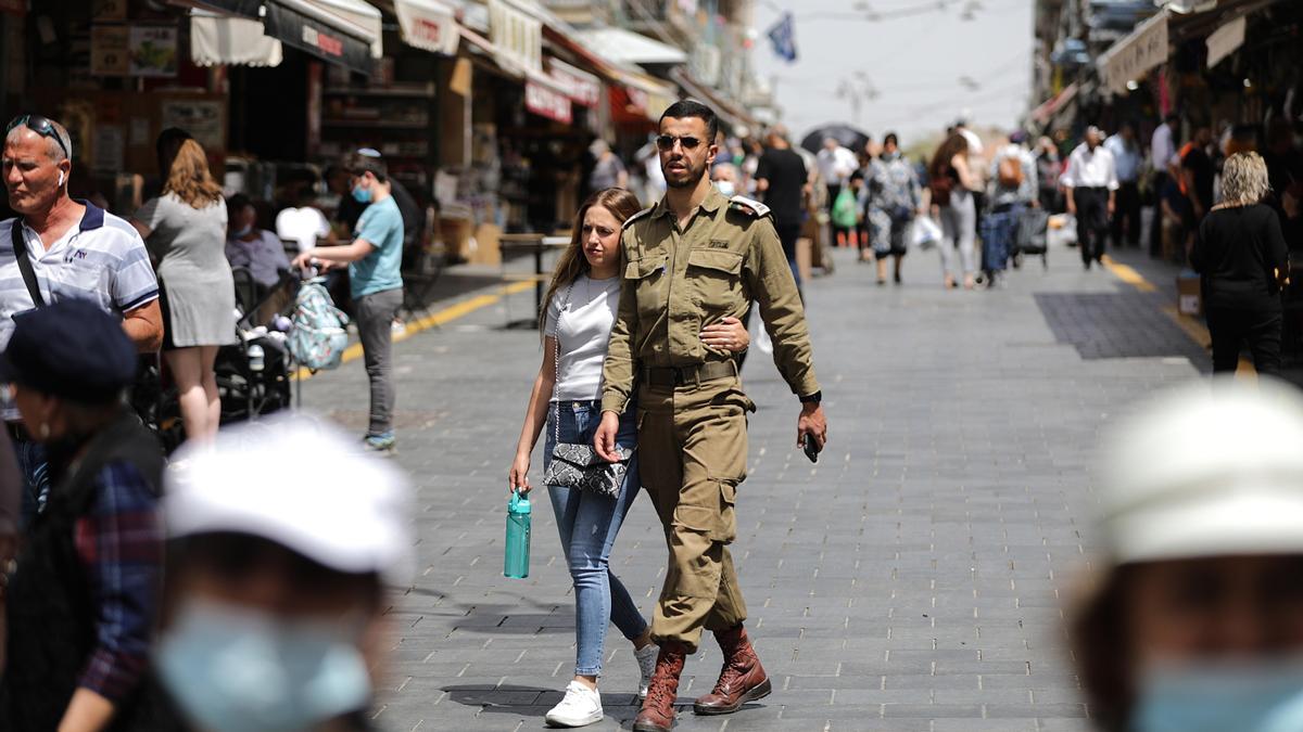 Calles de Jerusalén, sin mascarillas, este domingo.