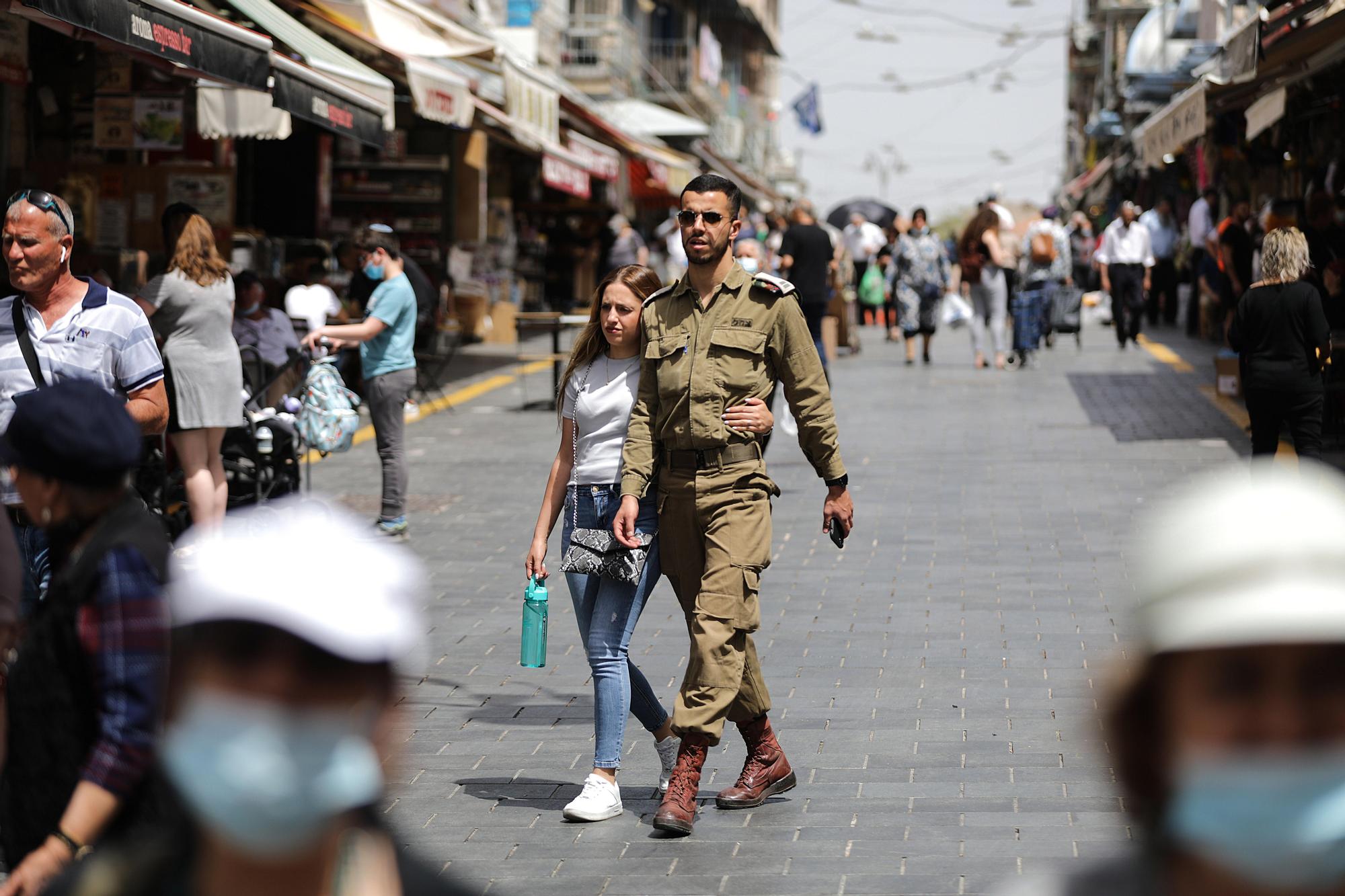 Calles de Jerusalén, sin mascarillas, este domingo.