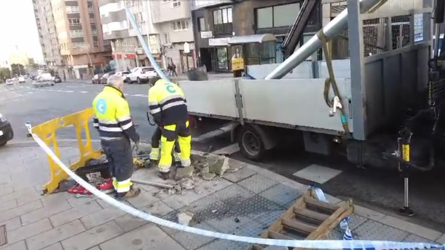 Un conductor da positivo en el control de alcoholemia tras salirse de la vía y derribar un semáforo en Monelos