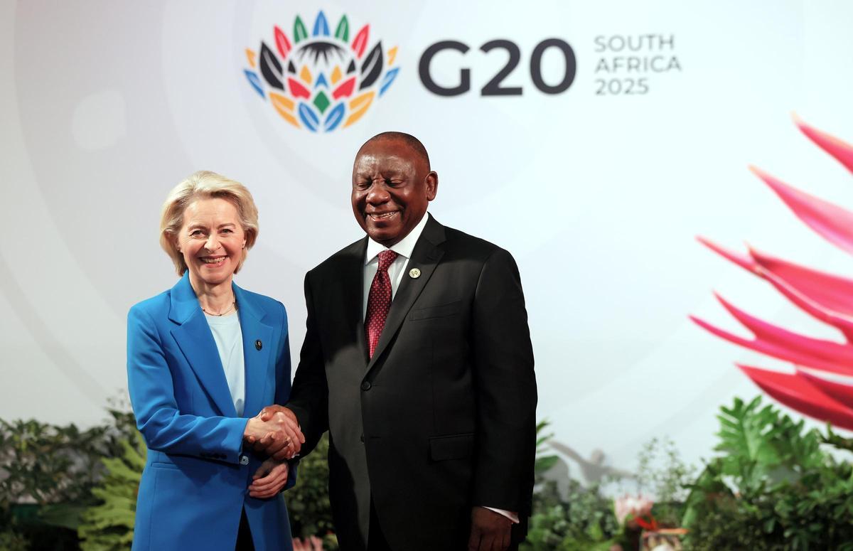 El sudafricano Cyril Ramaphosa recibe a Ursula von der Leyen, presidenta de la Comisión Europea, en la jornada inaugural de la Cumbre del G20, en Johannesburgo, Sudáfrica