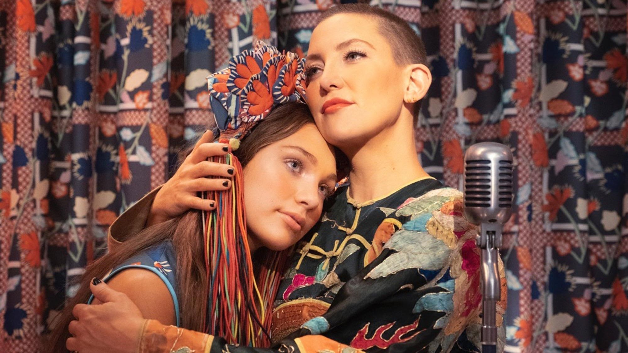 Maddie Ziegler y Kate Hudson, en un fotograma de 'Music', de Sia.