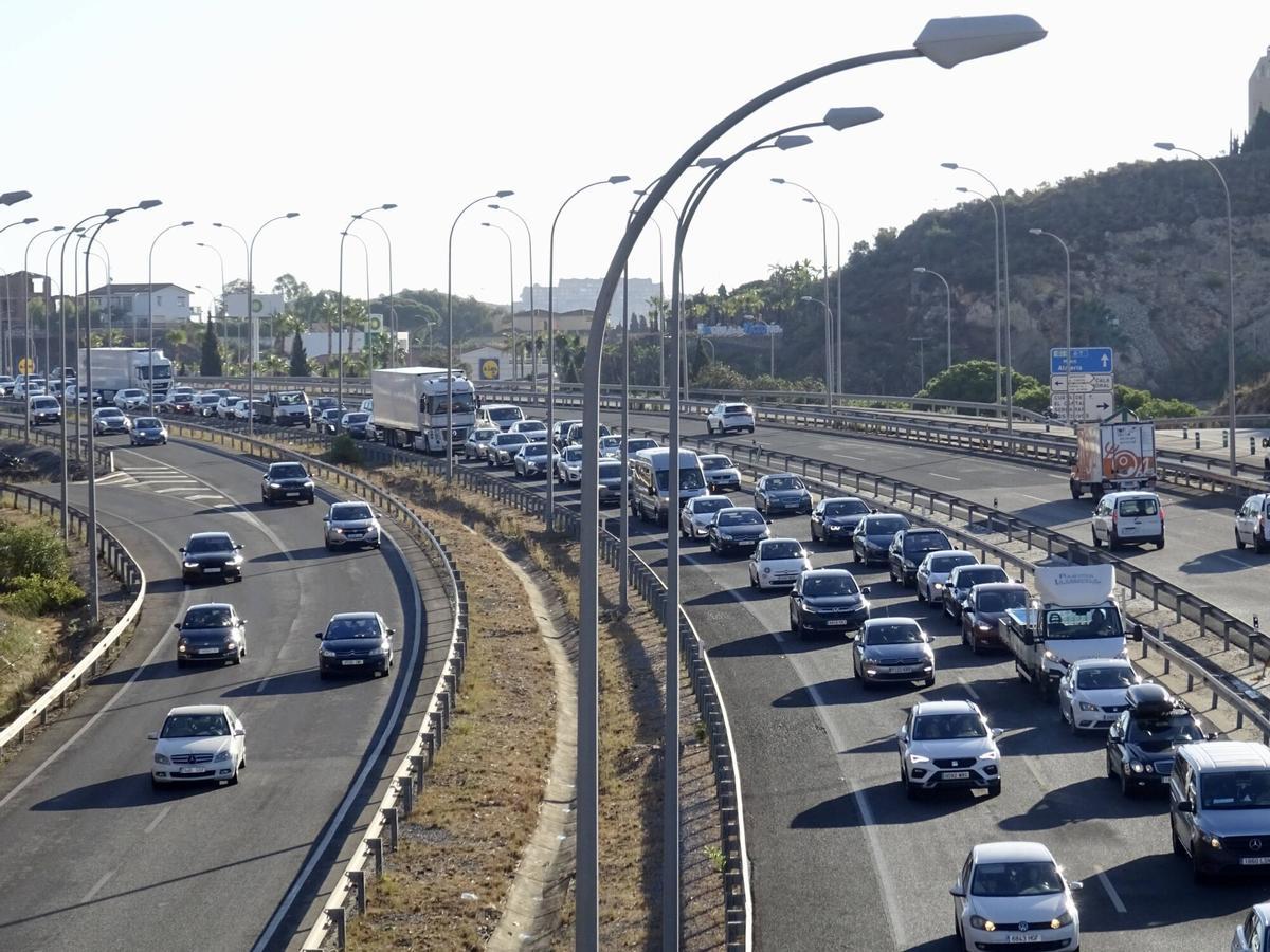 Atasco de 13 kilómetros en la autovía en el Rincón de la Victoria