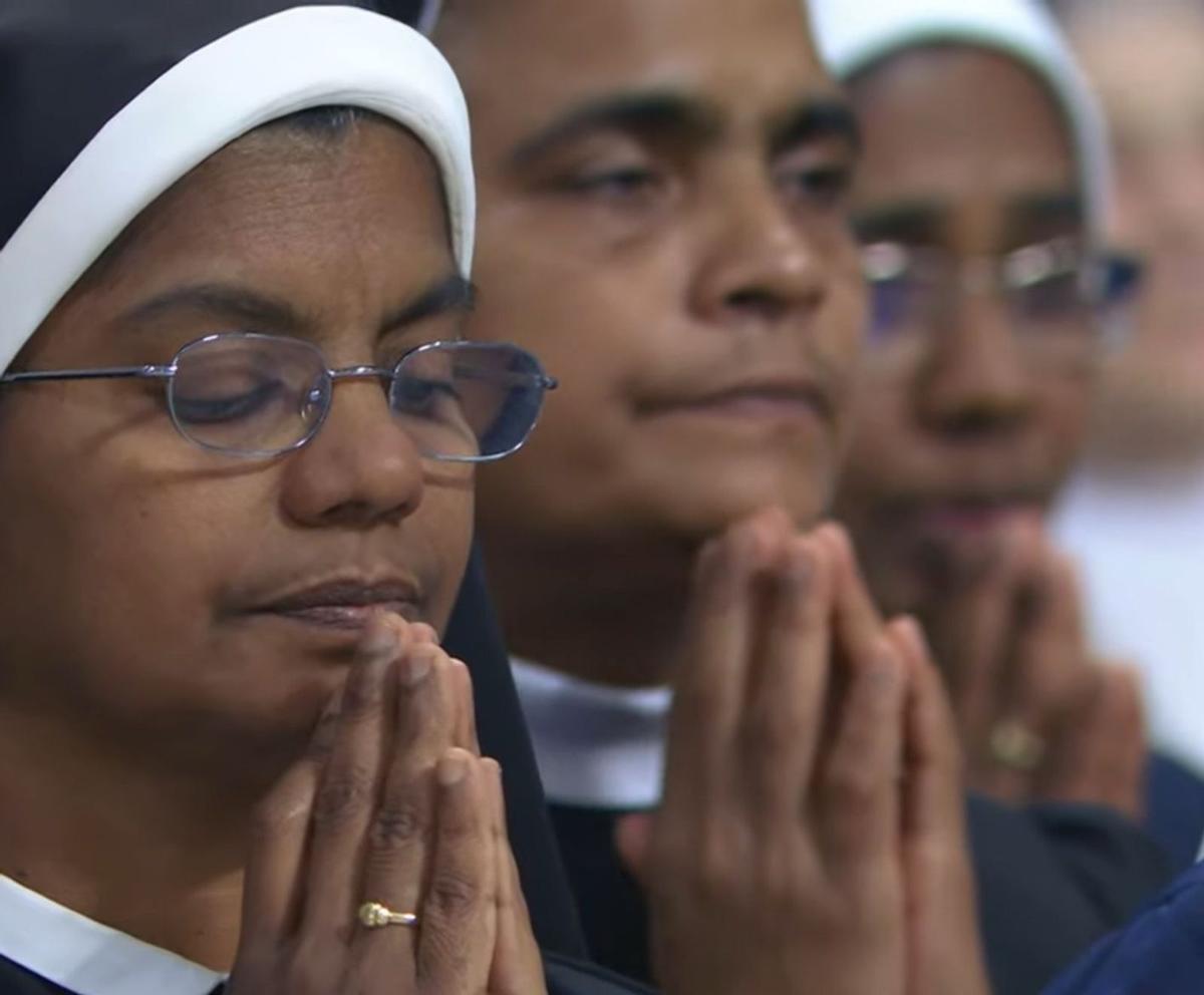 En primer plano, una religiosa reza, ayer, durante la misa celebrada en San Pedro del Vaticano. | VATICAN NEWS