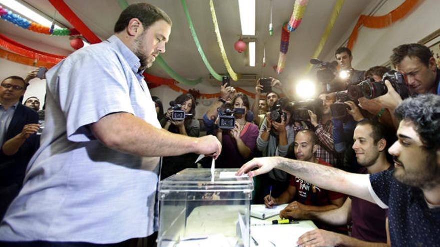 Junqueras deposita su voto en un colegio electoral en Barcelona.