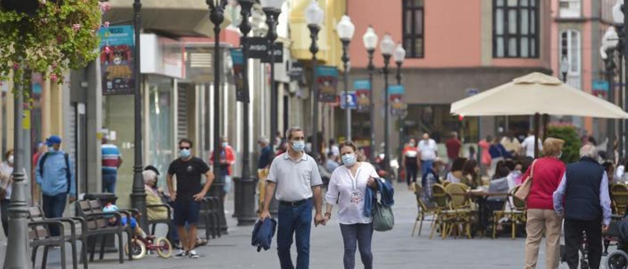 Personas con mascarillas en la calle Mayor de Triana, Gran Canaria. | | ANDRÉS CRUZ