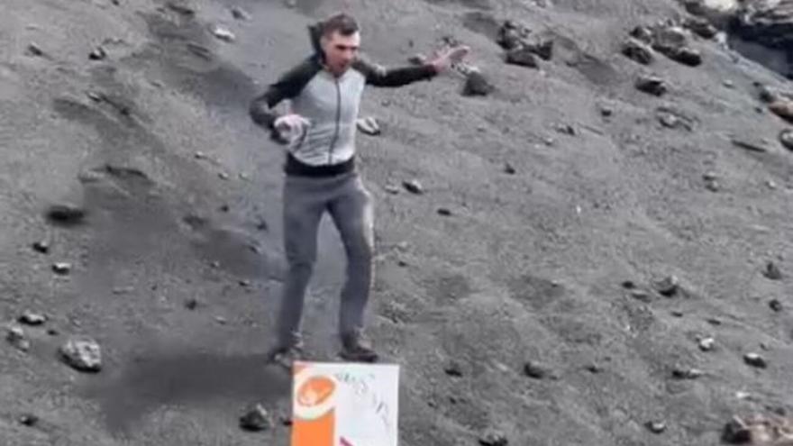 Un turista corre por la ladera de un volcán pese a estar prohibido