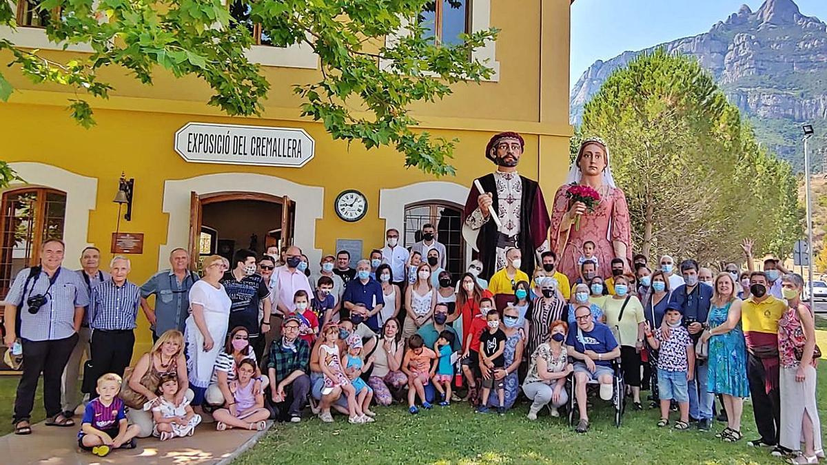 Foto de grup davant de l’estació històrica de Monistrol-Vila, ara restaurada i museïtzada | RAMON CREUS