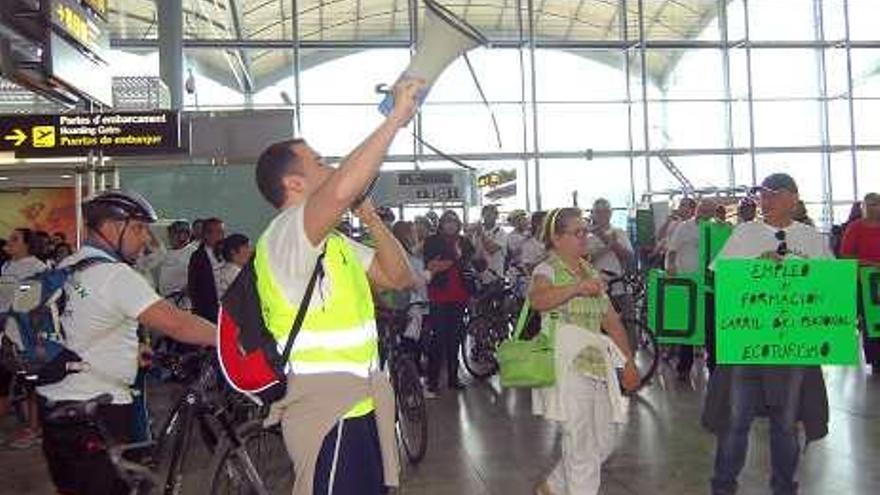 Los participantes en la marcha, en la nueva terminal.