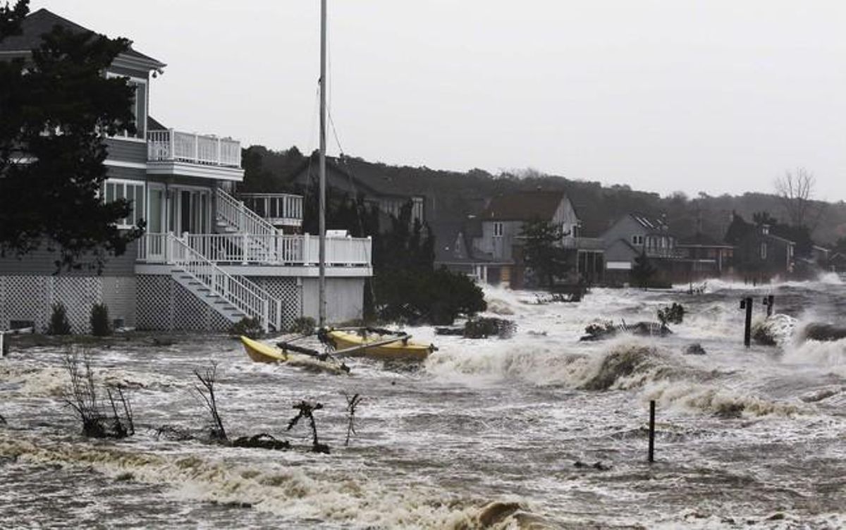 Les fortes onades del mar xoquen contra les cases de la costa de Southampton, a Nova York, i provoquen desperfectes a totes elles. Milers de persones van abandaonar hores abans la zona i es van traslladar a llocs més elevats.