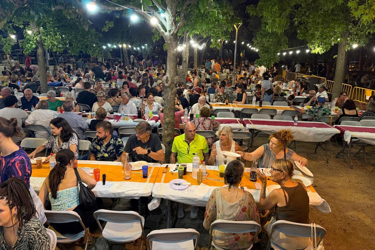 El sopar popular al barri de Vista Alegre de Girona per la revetlla