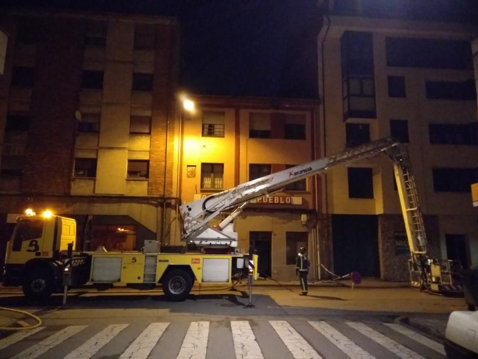 Intervención de los bomberos en un incendio en Sotrondio.