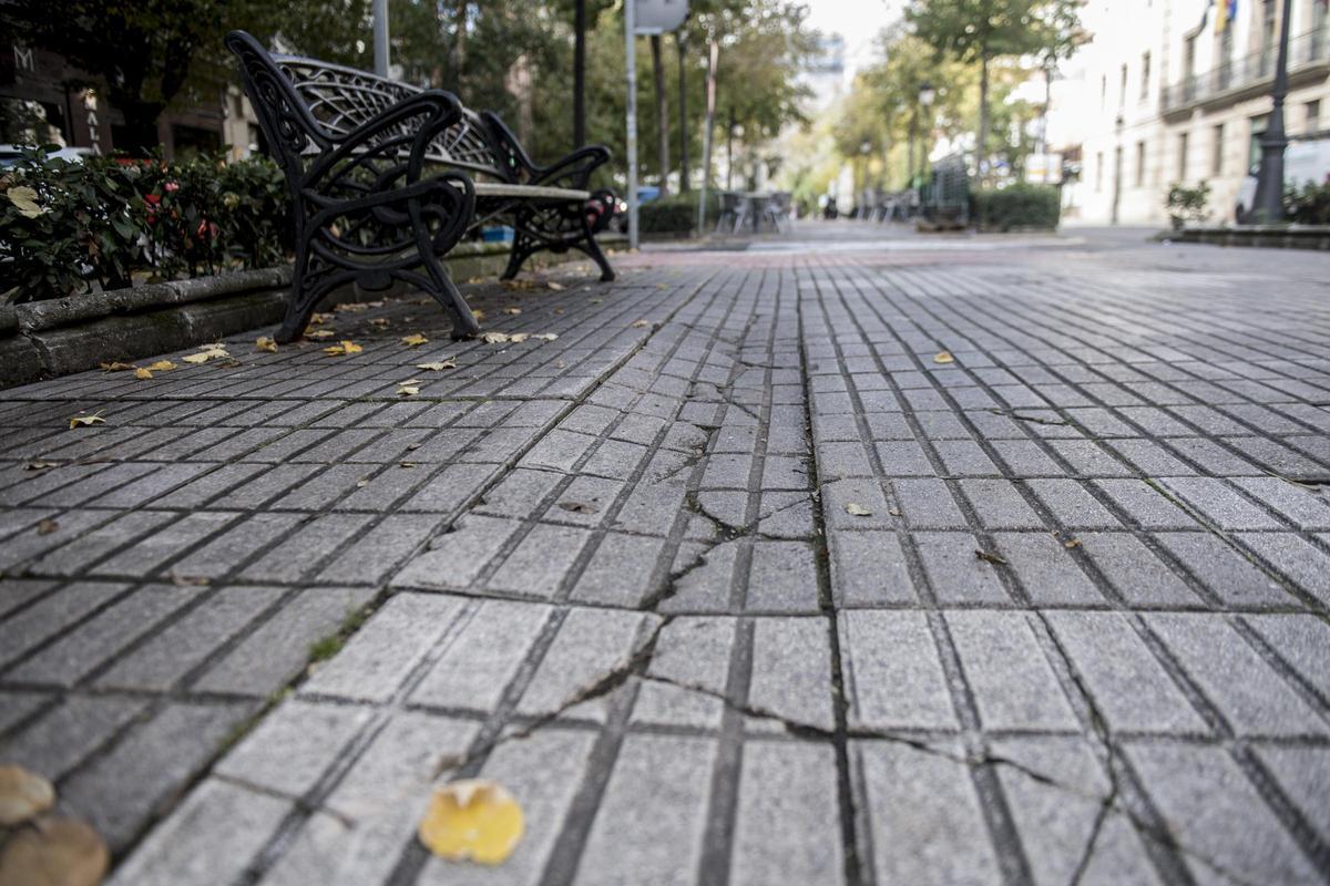 Desperfectos en avenida Virgen de la Montaña, pendiente de una remodelación integral.