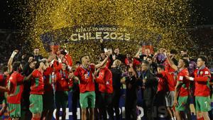 AMDEP7014. SANTIAGO (CHILE), 19/10/2025.- Jugadores de Marruecos levantan el trofeo de campeones este domingo, tras ganar la final de la Copa del Mundo Sub-20 entre Argentina y Marruecos en el estadio Nacional Julio Martínez Prádanos en Santiago (Chile). EFE/ Elvis González