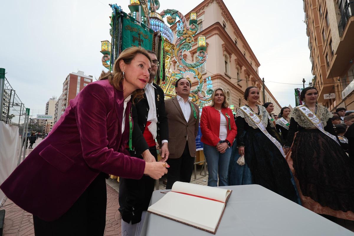 Pérez Llorca ratifica el apoyo de la Generalitat para "proteger nuestras señas de identidad como son las fiestas de la Magdalena"