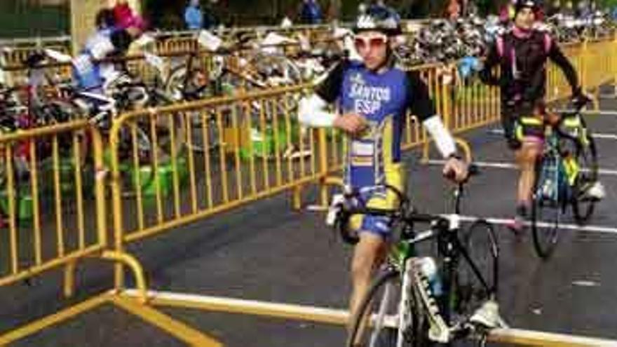 Santos, en la transición de carrera a bici.