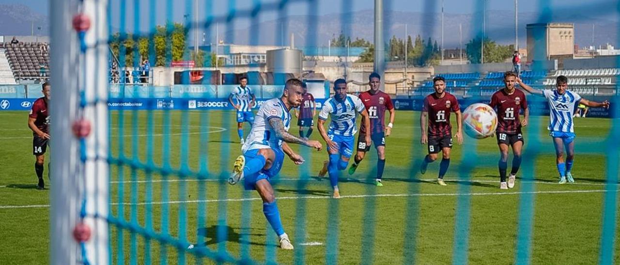 Dioni anota el penalti frente al Eldense.